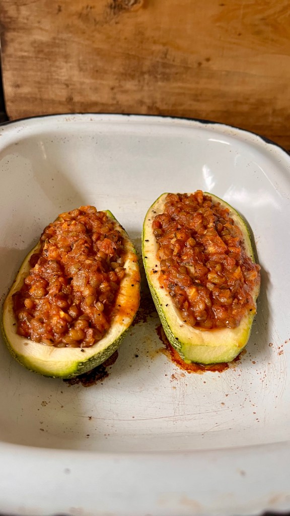 Zucchinis rellenos de guisito de lentejas