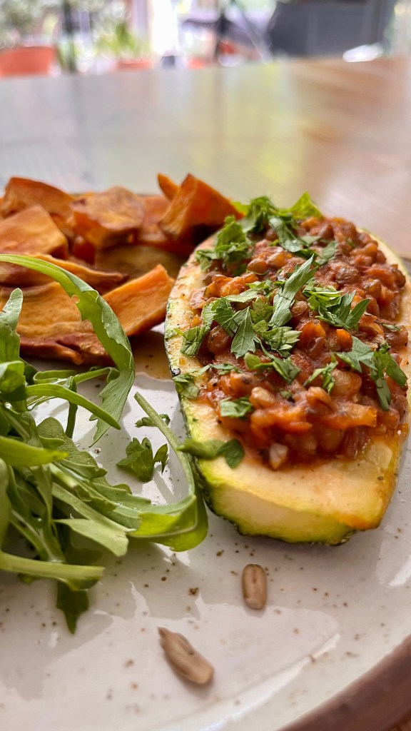Zucchinis rellenos de guisito de lentejas